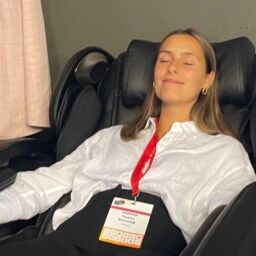 femme qui se détend au travail grâce à un fauteuil de relaxation