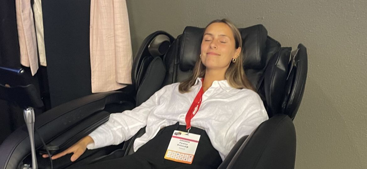 femme qui se détend au travail grâce à un fauteuil de relaxation