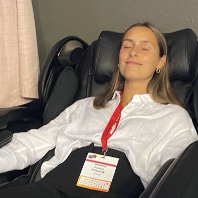 femme qui se détend au travail grâce à un fauteuil de relaxation