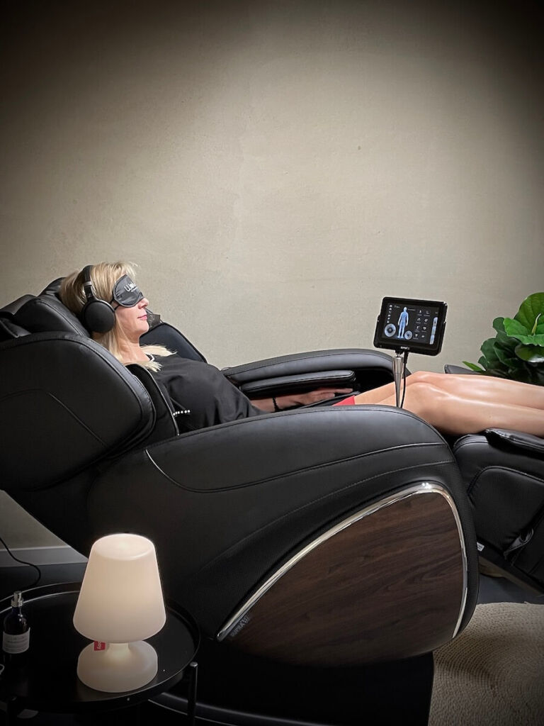femme qui se détend dans un fauteuil de relaxation