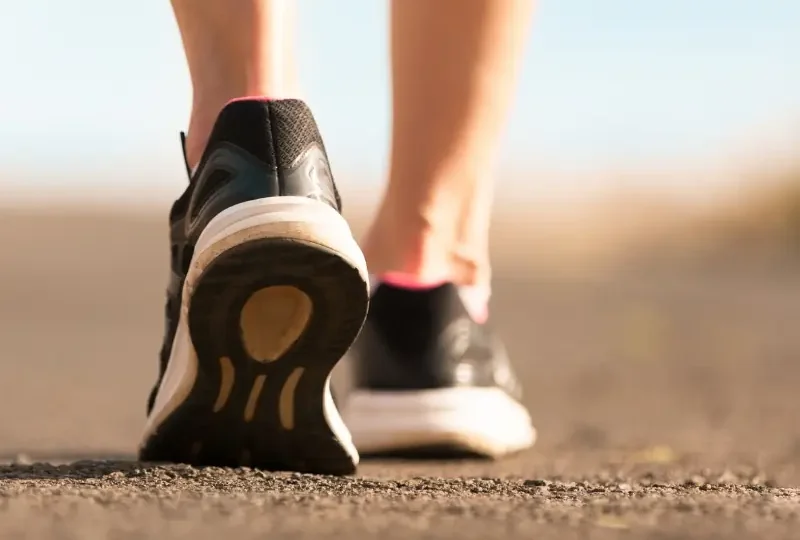 Bougez plus au quotidien ! Découvrez les bienfaits de la marche pour réduire la sédentarité, améliorer votre santé et renforcer la cohésion d’équipe en entreprise.