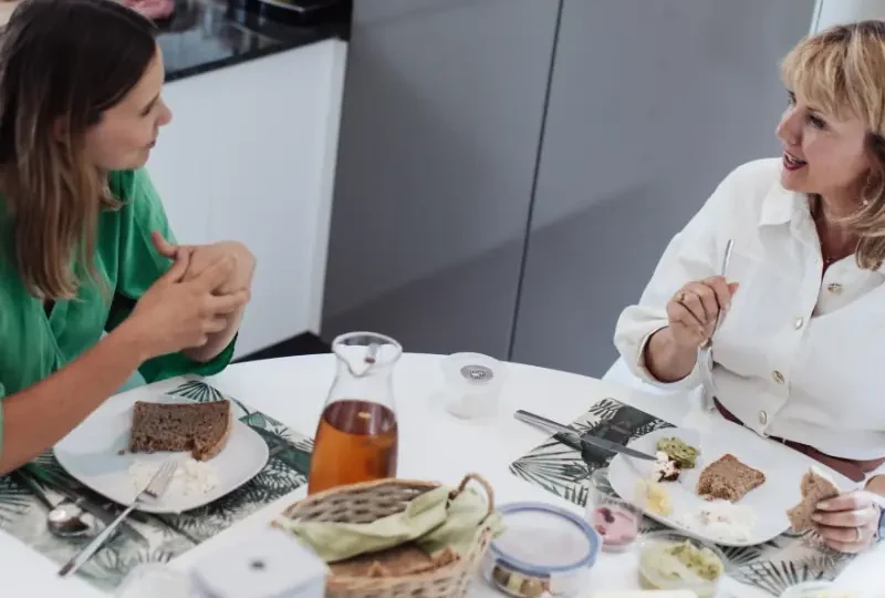 Apprenez à éviter le coup de pompe post-repas. 10 conseils nutrition + pleine conscience pour booster énergie, bien-être et concentration au travail.