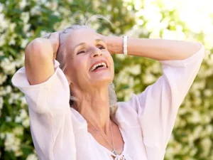 Apprenez à mieux vivre la ménopause au travail grâce à des outils naturels et des techniques de gestion du stress. Une formation bien-être signée WorkInJoy.
