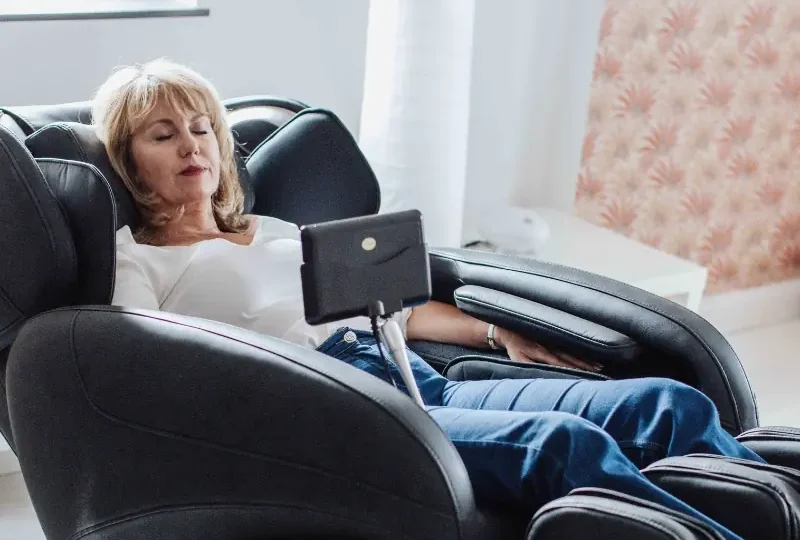 Apprenez à recharger vos batteries en 20 min chrono. Découvrez les bienfaits de la micro-sieste pour booster énergie, concentration et bien-être au travail.
